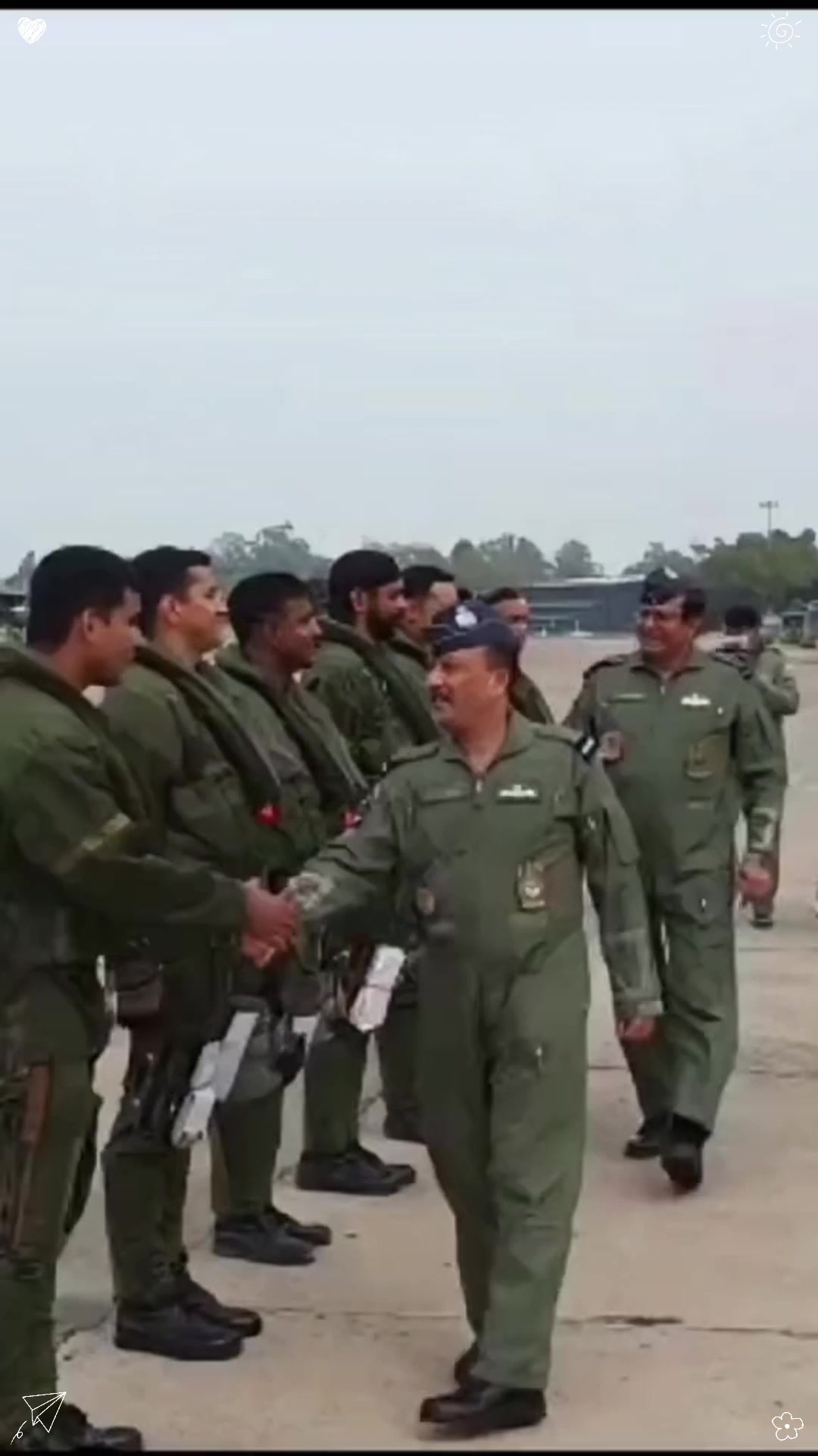 印度“防盗女神”火了!菜市场挂女子照片,以防有人偷菜?