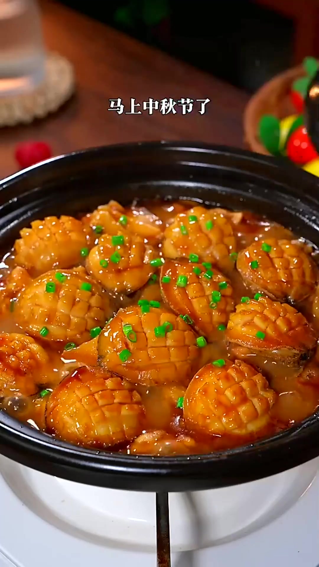 马上中秋节了，安排一道这样的鲍鱼焖鸡，鲍鱼鲜美，鸡肉嫩滑，一