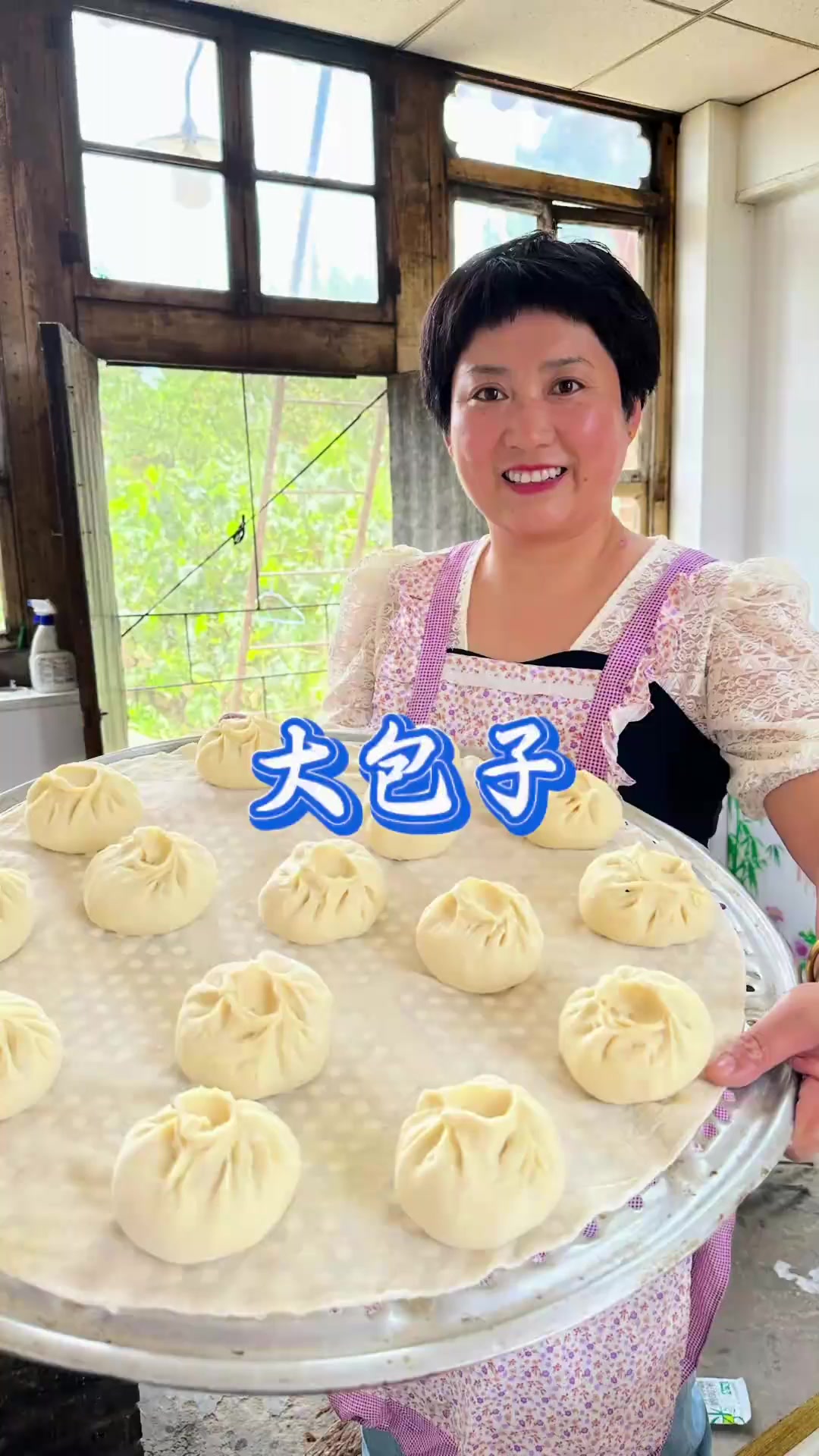 韭菜粉条鸡蛋大包子,皮薄馅大,一口爆汁,鲜掉眉毛