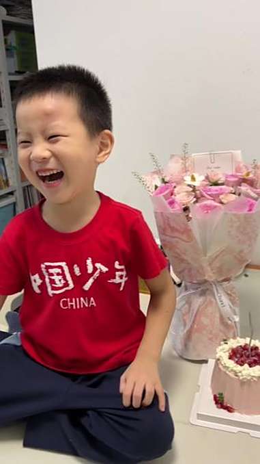 生日拍照现场,画风逐渐跑偏～ 本想拍张蛋糕和花的照片发圈小家伙说:“我们老师说祖国妈妈也要