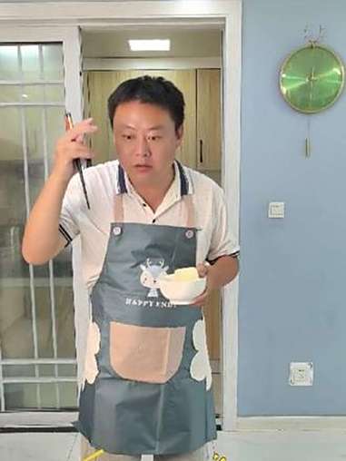 我家姑娘把菜端到哪里去了 菜 盘子 马桶 父女日常 小棉袄