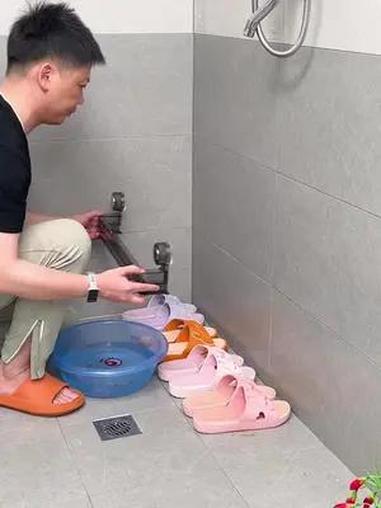 浴室的拖鞋太多不好收纳,这个吸盘拖鞋架就太实用了,一次可以放双四,而用挂毛巾也很好用!吸盘