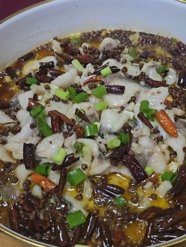 水煮鱼 麻辣鲜香 在家做狠下饭 水煮鱼的制作过程,包括浆鱼片,准备调料,配菜,烹饪步骤。简