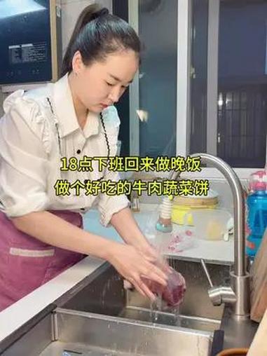 下班回来女儿去上课了,一个人在家做个牛肉蔬菜饼,婆婆又给送来她做的花生米小菜,简单饭菜里都