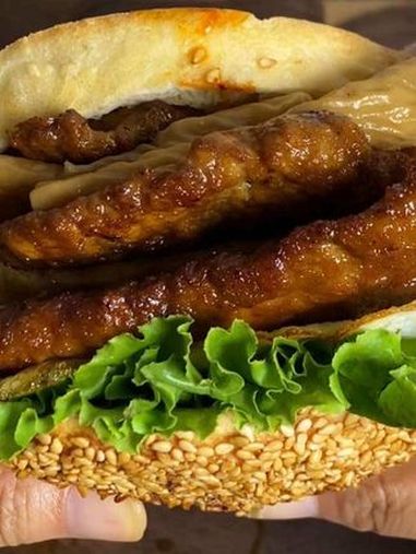 吃个三层猪排的“大汉堡”,烧饼+五仁酱+香菇酱+猪排+豆皮+土豆片+豆干+辣皮+煎蛋+生菜