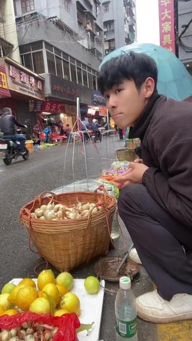 每个行业都不容易,大家都很辛苦,只是有些人从来不说,总是咬碎牙往肚子里咽,默默的一个人承受