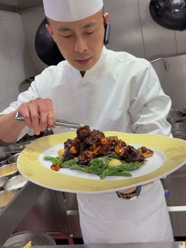 (生煎樟树港小牛肉)烧汁比例:蚝油110克、味精40克、白糖200克、鸡饭老抽150克古越