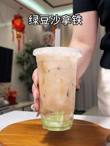 天气越来越热了～谁能拒绝这杯绿豆沙拿铁呢!简单好做又好喝!夏天不能没有这一杯#仙女都在喝什