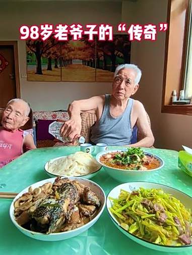 「98岁老爷子的“传奇”」人生百态皆过客，唯余岁月悠悠情，笑看风云变幻中，淡然处之享安宁。