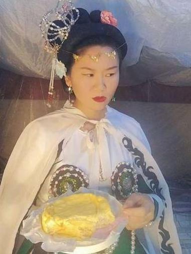 夫人又吃上榴莲千层蛋糕了，嗯！真香！比唐僧肉还要美味。#西游记 #白骨精 #吃货 #经典角