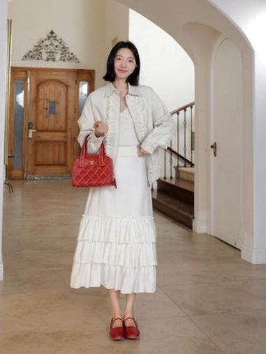 荷叶边夹克外套搭配蛋糕裙很有混搭感 穿搭