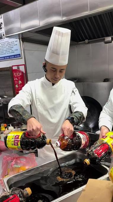 (金牌风干鸡)风干鸡腌制配方及操作流程:15只三黄鸡、生抽5斤、味达美2.5斤、水3.5斤