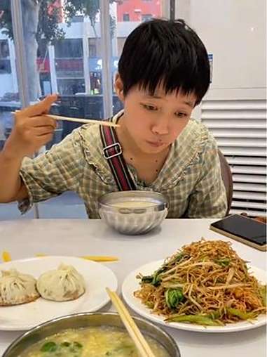 夜幕降临,华灯初上,暮色爬上玻璃时,躁动的食客开始四处寻觅美食,寻找舌尖上那跳舞的旋律。我