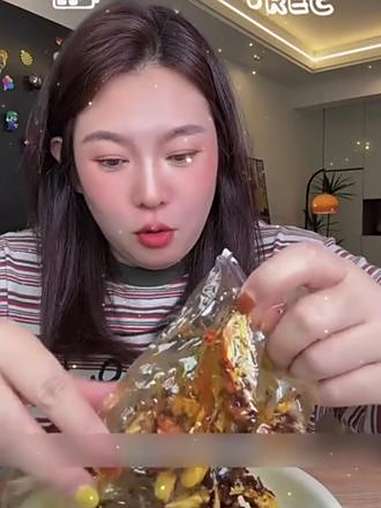 最近迷上了唤俊推荐的这个香辣蟹钳,真的又香又辣,巨好吃!蟹钳 麻辣鲜香 海鲜美食 谁懂这一