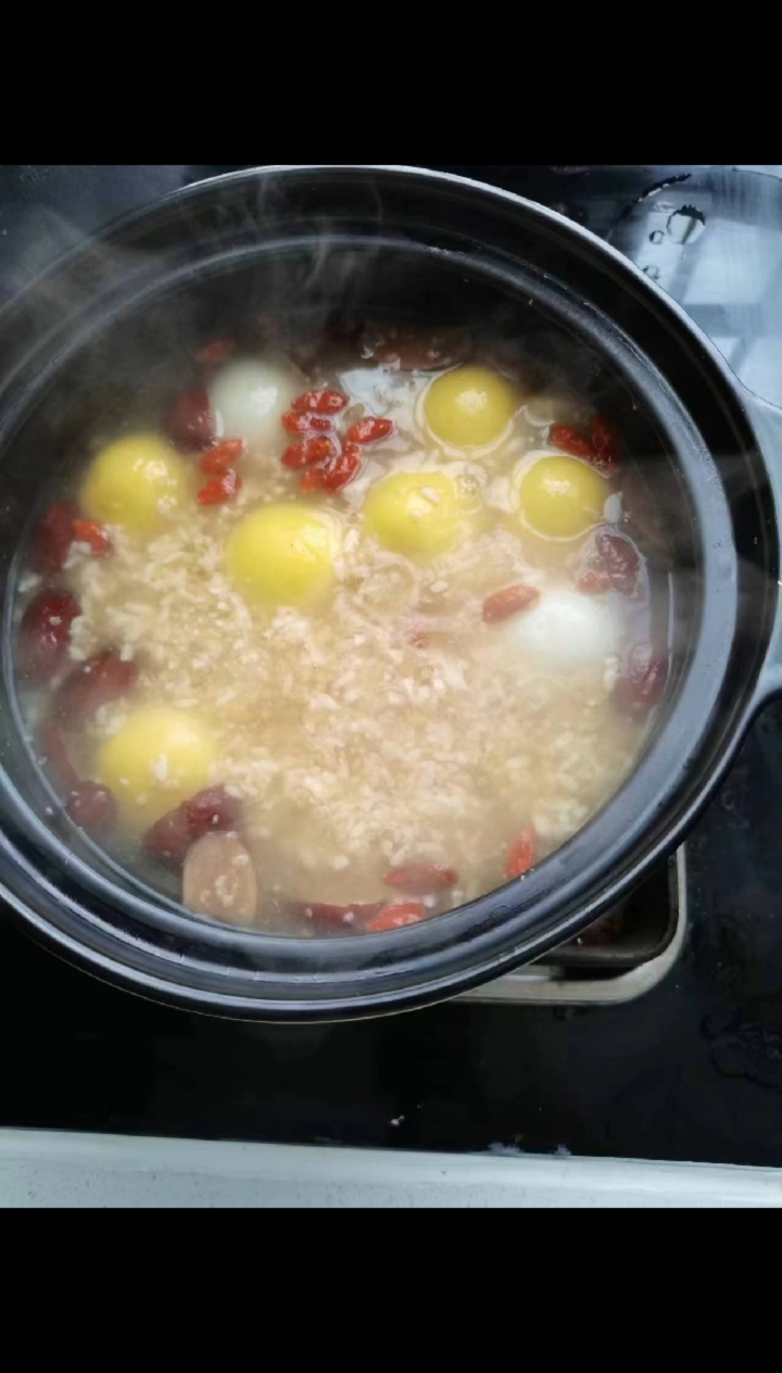 红糖米酒银耳汤圆