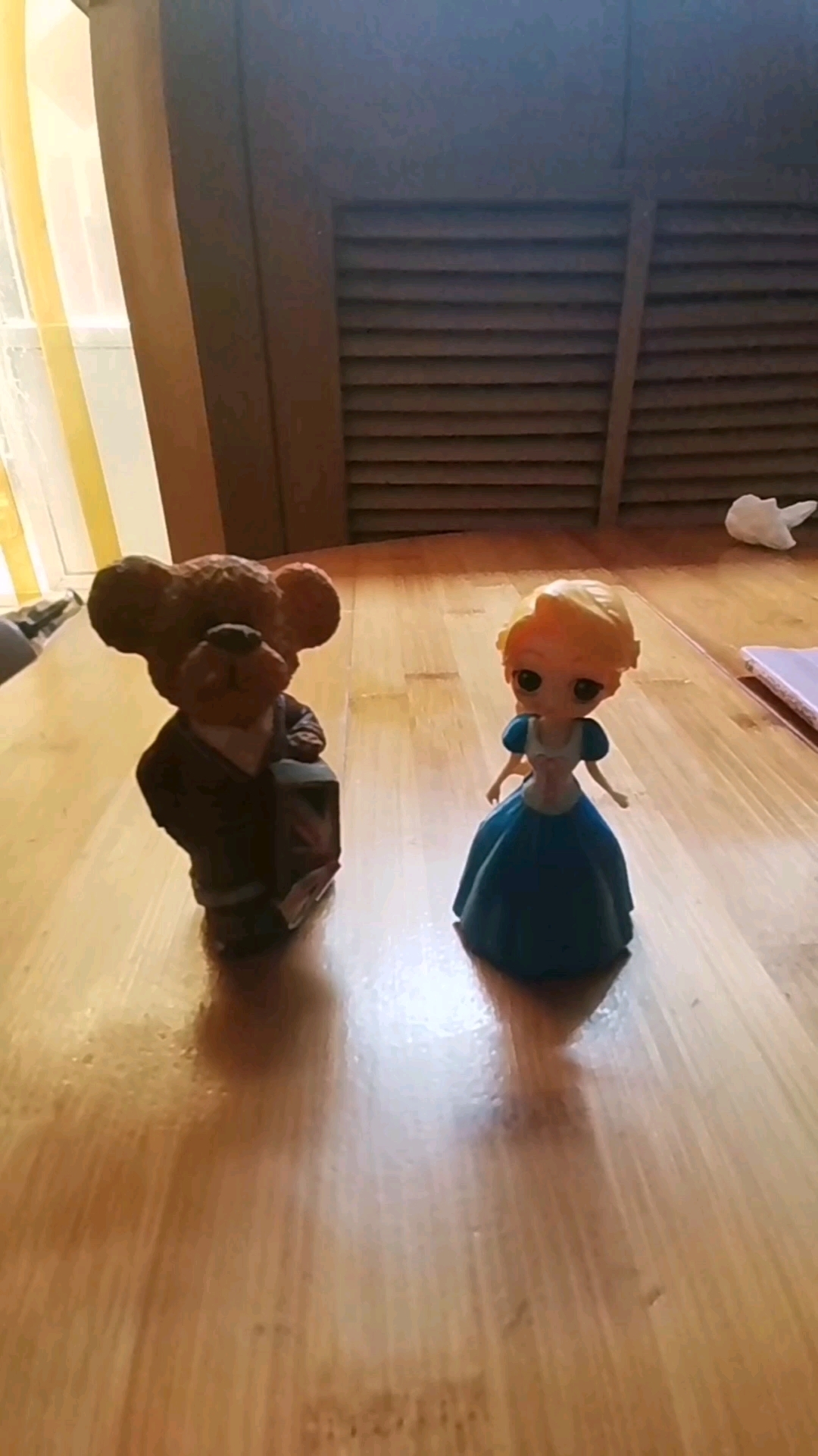 尤金王子突然不喜欢乐佩公主了,反而喜欢爱丽丝公主