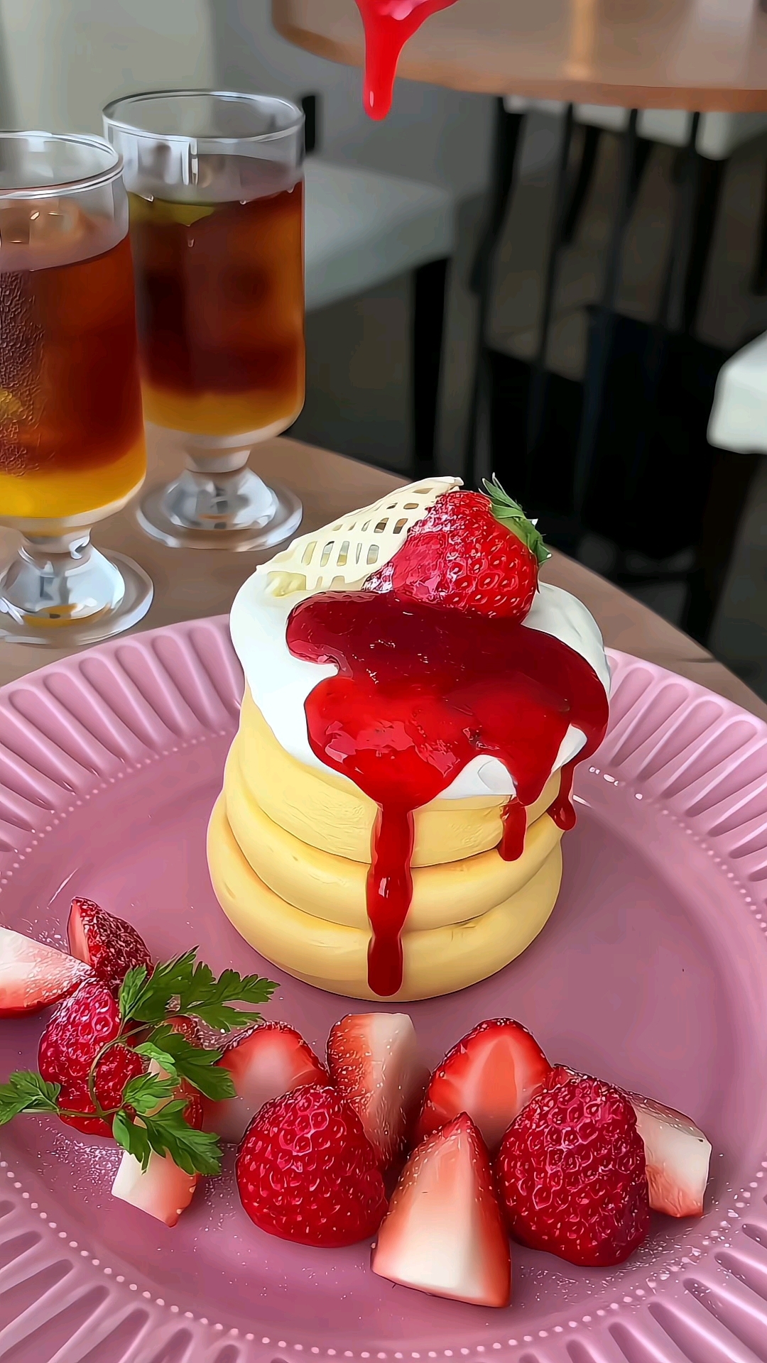 草莓奶油三层蛋糕，一口草莓一口奶油，太好吃了！