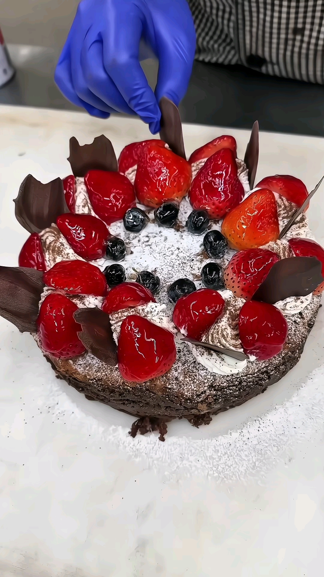 巧克力草莓蛋糕，最喜欢吃草莓的我，一口一个！