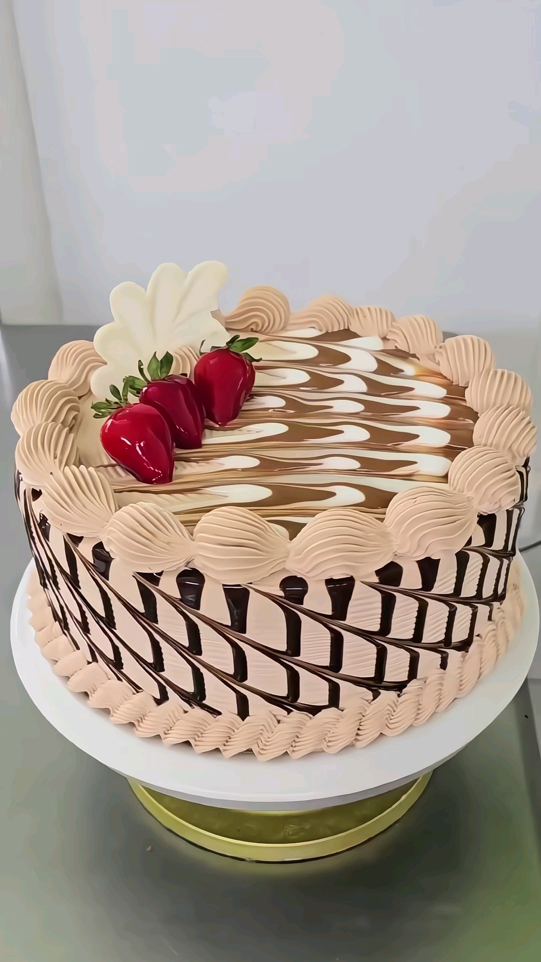 今天学做草莓生日蛋糕,我觉得挺简单的!
