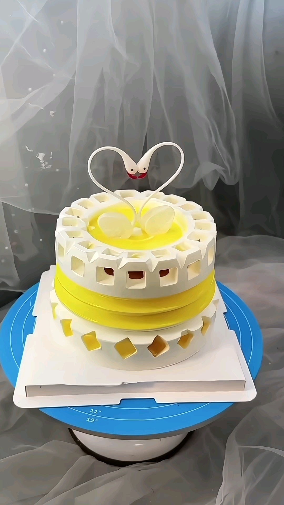 今天看大师傅做个爱心生日蛋糕，好厉害！