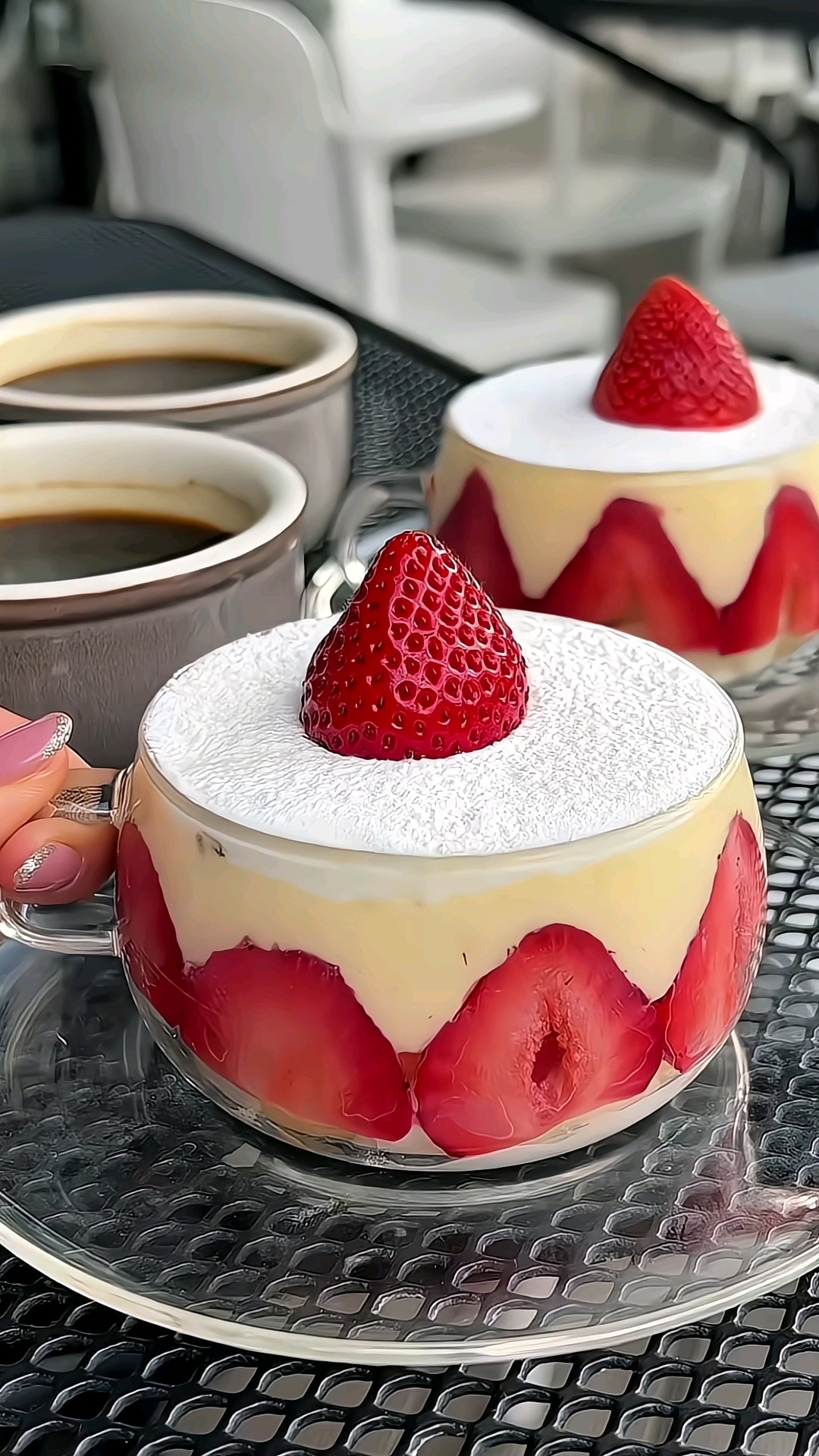 放在茶杯里面的草莓蛋糕，太好吃了！