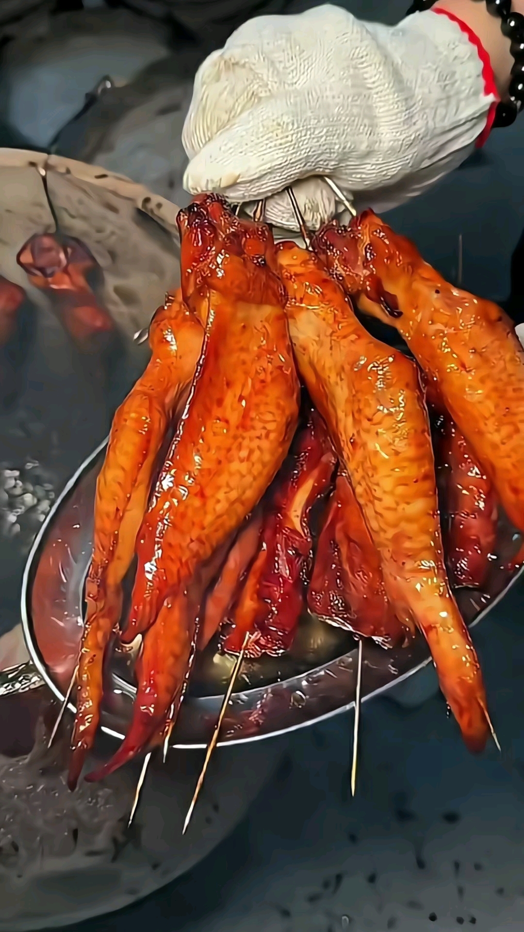 藏在巷子里的美食，瓦罐吊烧鸡翅，太香了！