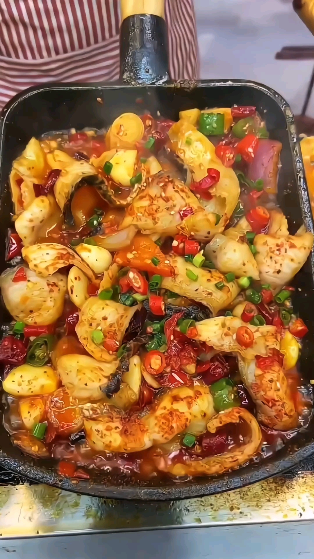 朋友带我来吃特色铁板菜，比烧烤香，真好吃！
