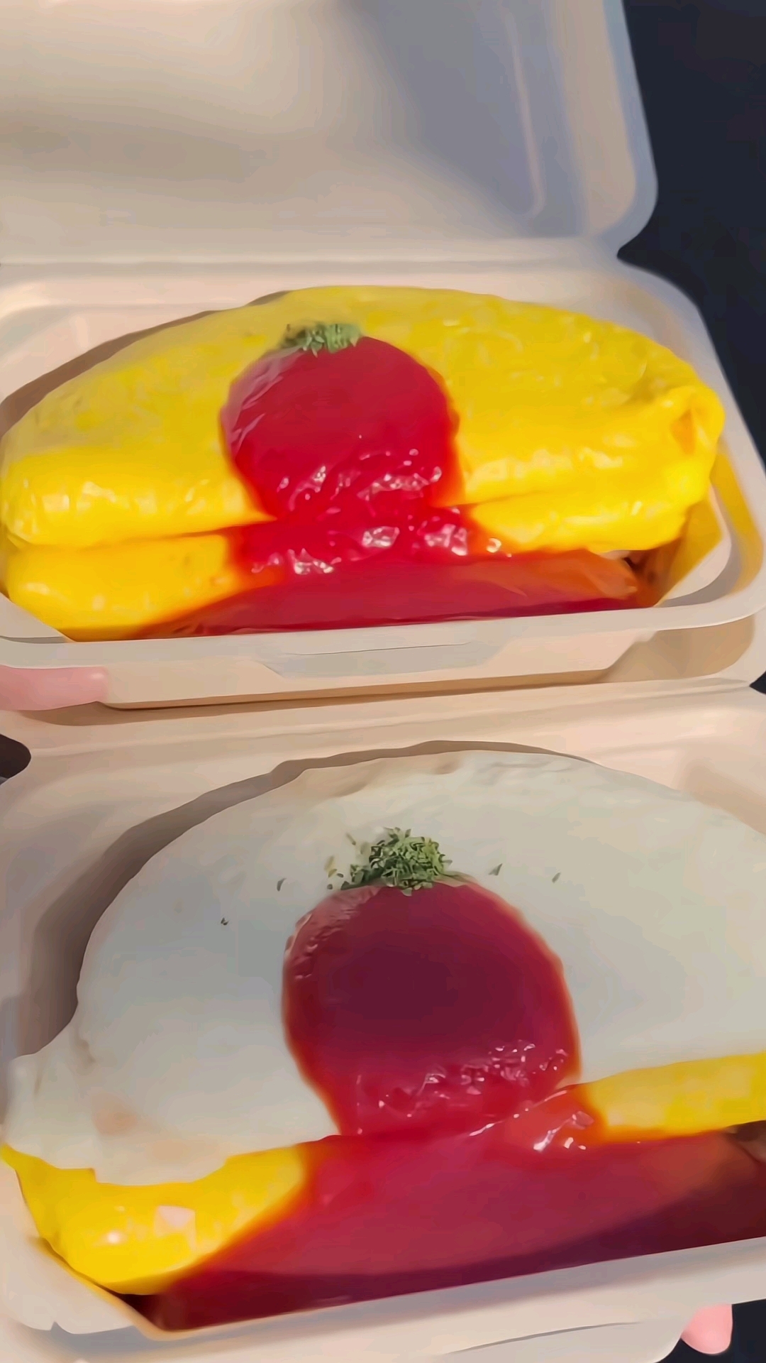 烤鱼翅蛋包饭，再加上番茄酱蛋包饭，真香！