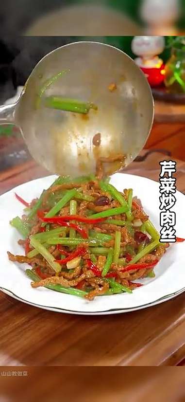 以后想吃芹菜炒肉丝你就像我这样做,做法简单,好吃下饭。家常菜 下饭菜 芹菜炒肉 芹菜 芹菜