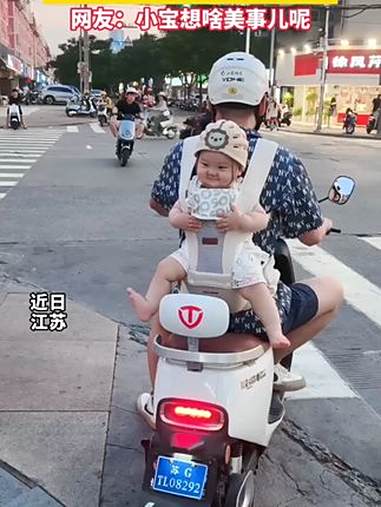 被萌娃笑容治愈到了!等红灯时看到应该会很幸福吧,网友:小宝想啥美事儿呢?萌娃 日常遛娃系列