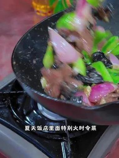 胜瓜云耳炒牛肉吃一口属于夏天的味道 我的厨房日记 好吃到停不下来 每日美食分享