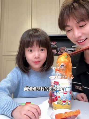 花了一百多买的泡面,居然泡出一只娃娃!泡泡面泡出一只彩色面条娃娃 骗你生女儿 盲盒 娃娃