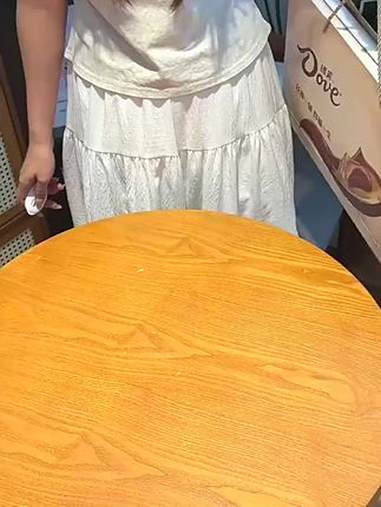 啊啊啊!原来 德芙 的含义是Do you love me呀!哪个女生能拒绝这样的浪漫呀!想