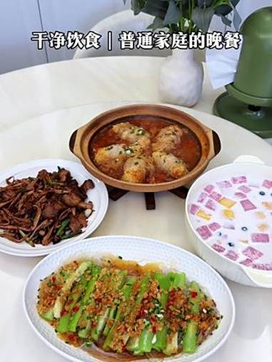 普通家庭的晚餐!今日食谱:响铃虾滑肥牛卷|笋干炒五花肉|蒜蓉粉丝蒸丝瓜|杂果椰奶西米露 家