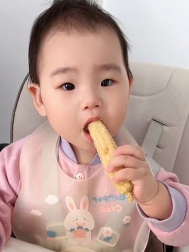 宝宝到了八个月以上就一定要多吃手指类的食物 玉米粥富含丰富的膳食纤维 一周,至少要给宝宝吃