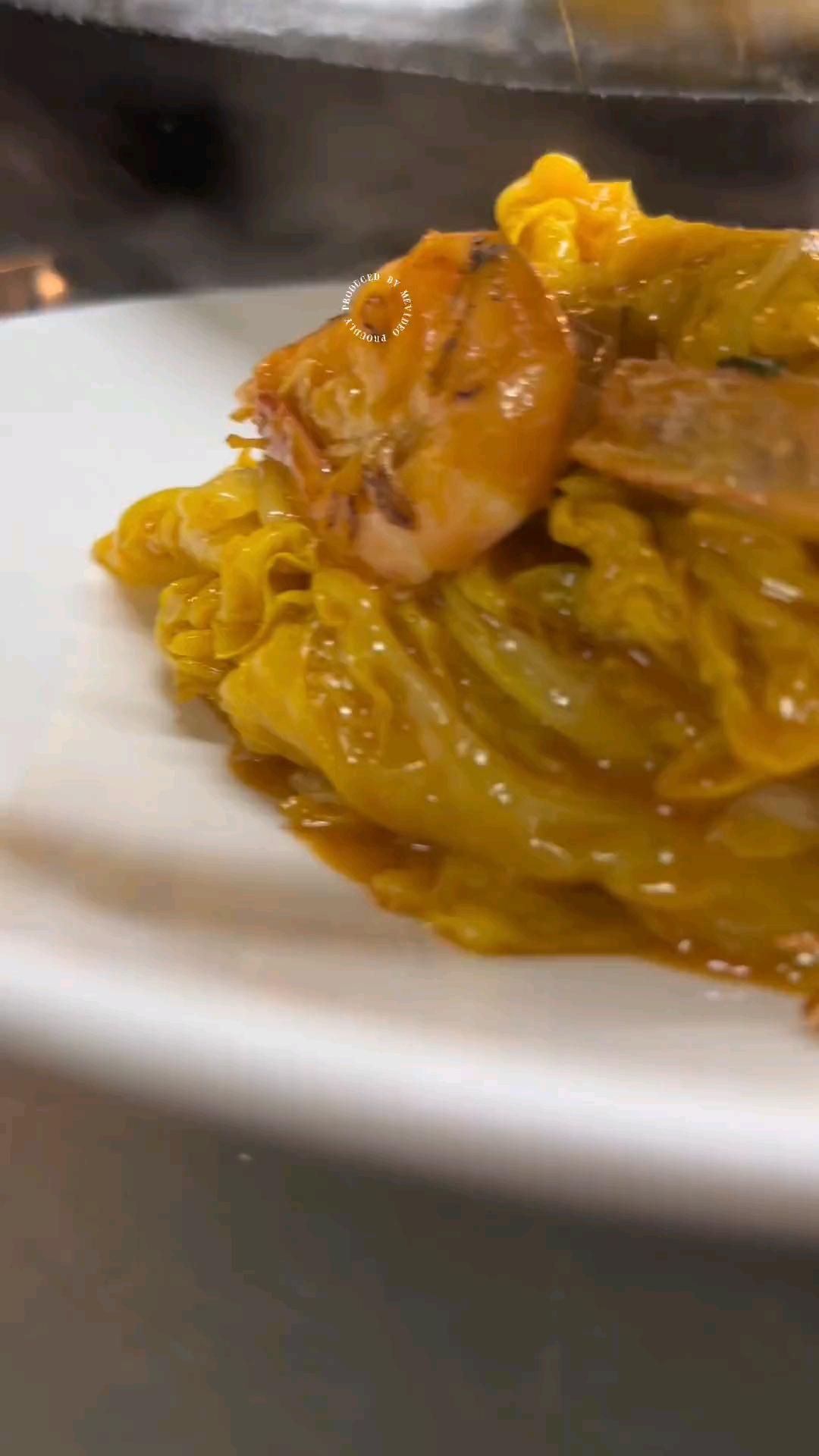 今天给大家分享一道,黄金白菜炒大虾,让你在家也可以做