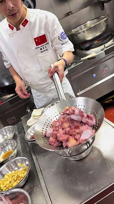 枣庄辣子鸡:主料:取本地当年散养小公鸡一只(约1750克)辅料:本地薄皮辣椒(螺丝椒)15