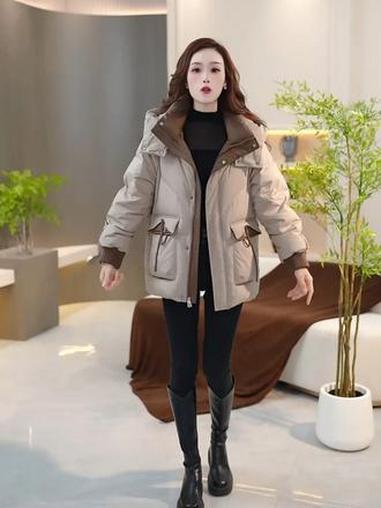 降温了,赶紧给妈妈带上这件羽绒服,面料厚实又柔软,版型简约大气,不挑人穿,谁穿谁好看哦!#