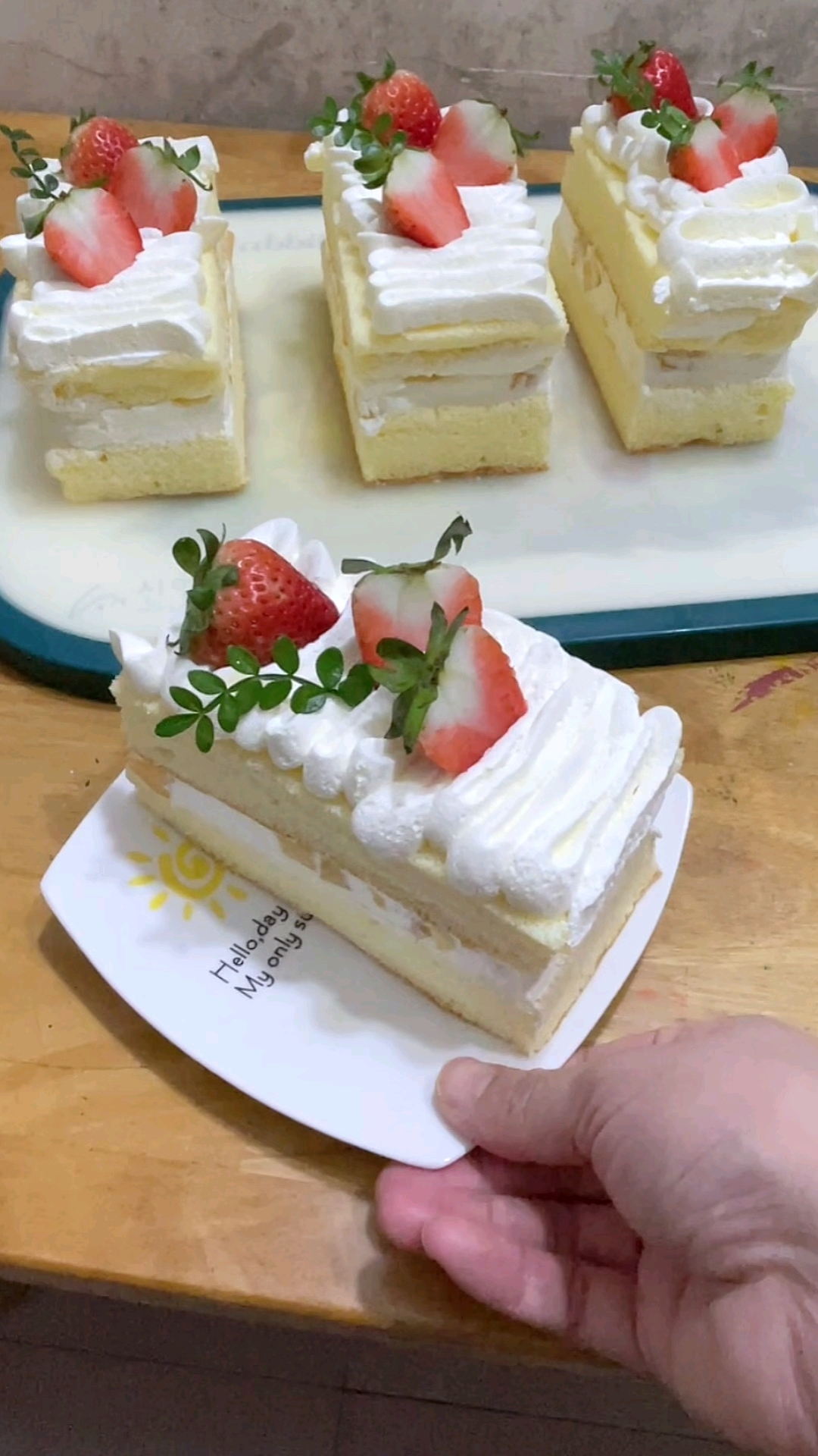 草莓三明治蛋糕自己在家也能做了，真材实料真的很好吃#美食教程