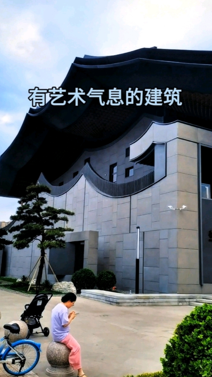 山西太原,傍晚7点15分,杏花岭有艺术气息的晋剧艺术中心建筑