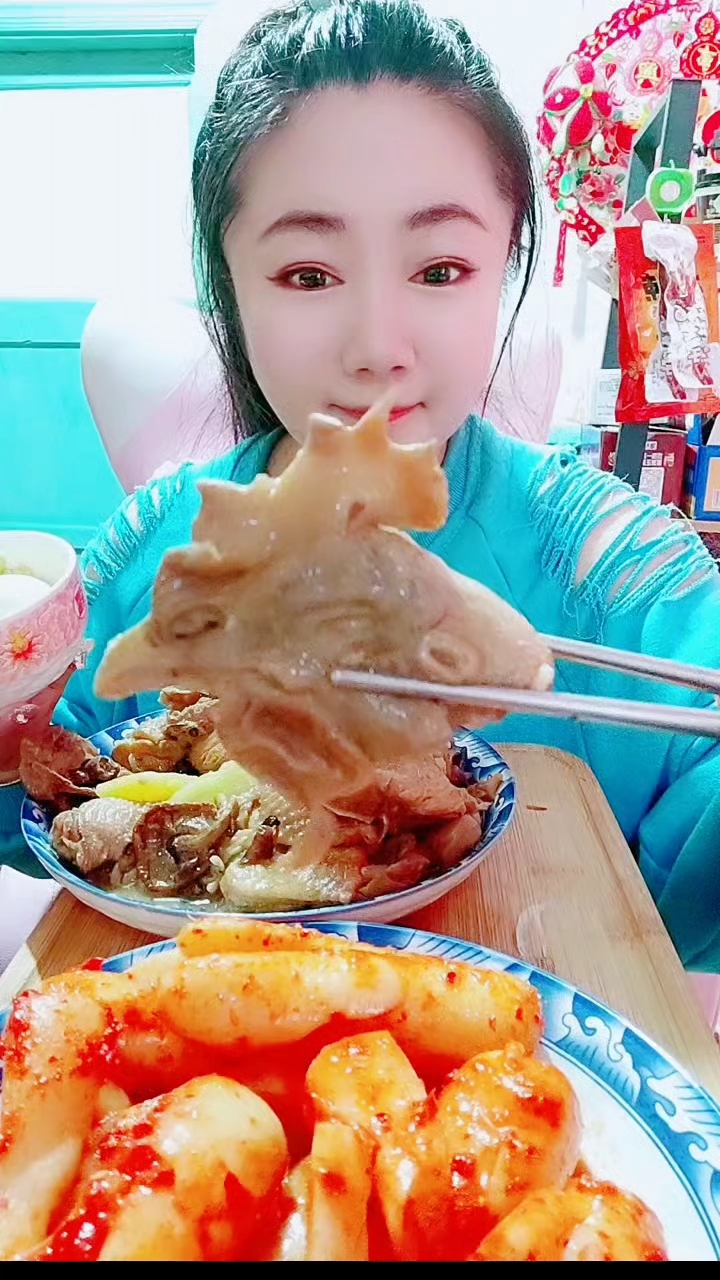 妈妈给炖的小鸡炖蘑菇,香迷糊了#我爱吃铁锅炖#小鸡炖蘑菇土豆#老香了