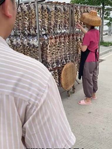 在我们广东，每天不知道吃什么的时候，就会做这个金鲳鱼干焖五花肉，鱼肉紧实，味道鲜美，特别的