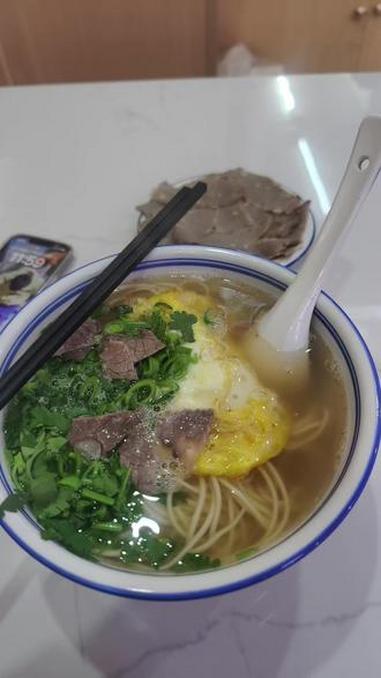 办公室附近那家莆田卤面关了 我到处也找不到我觉得好吃的卤面店了 拉面的清香跟卤面的浓郁 一