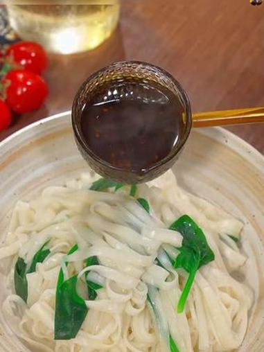 简单方便的葱油拌面，葱香浓郁，全家人都爱吃，特别方便#葱油拌面 #调味料
