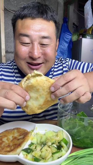 今天吃猪肉馅饼配小白菜汤和拍黄瓜，太过瘾了 ##家常美食吃的香#馅饼 #胖子的日常饮食 #