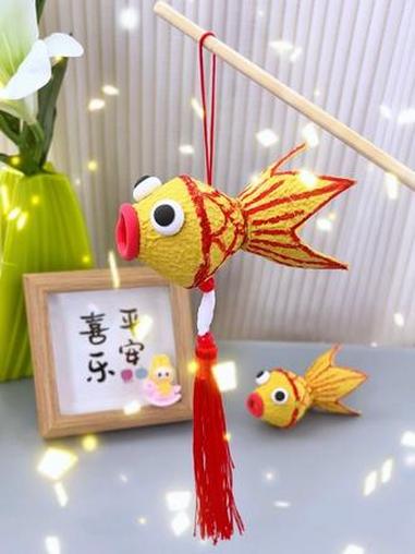 用家里的蛋托和孩子一起动手制作好看的新年氛围挂件吧～亲子手工 变废为宝 动手能力 年年有余