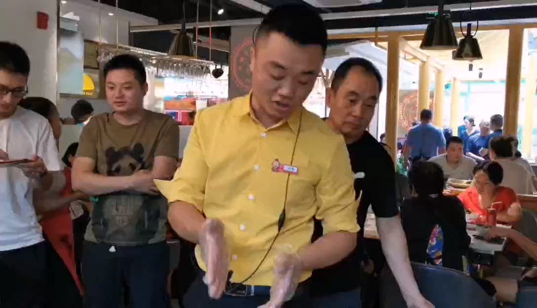 #社会底层人物的生活是怎样的# 从火锅店的营业员到管理,就两个字:用心。 用心学,用心做,
