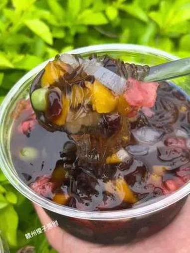 轻茶新品了缤纷四果汤6.9元一碗,一碗满满都是料,每一口都是夏天的味道 轻茶里 人气奶茶店