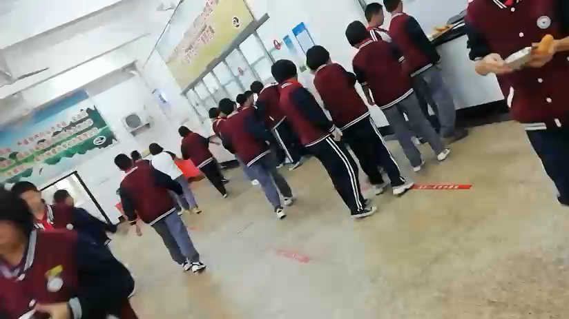 一所学校的好差,除了体现在学生成绩之外,还体现在学生的平时习惯。 看到这些学生买菜时的排队