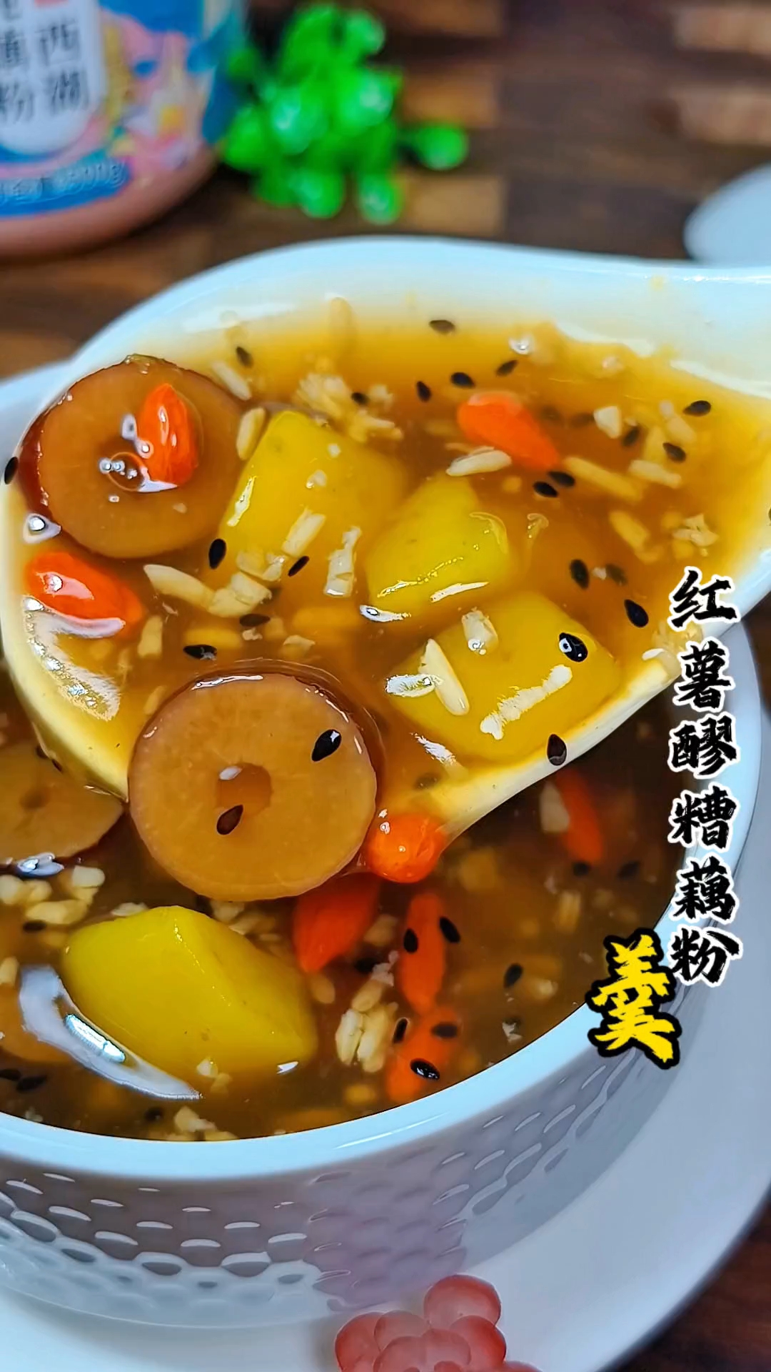 冬天，早出晚归的，特别冷，常给家人煮一锅暖暖的小甜汤喝一喝